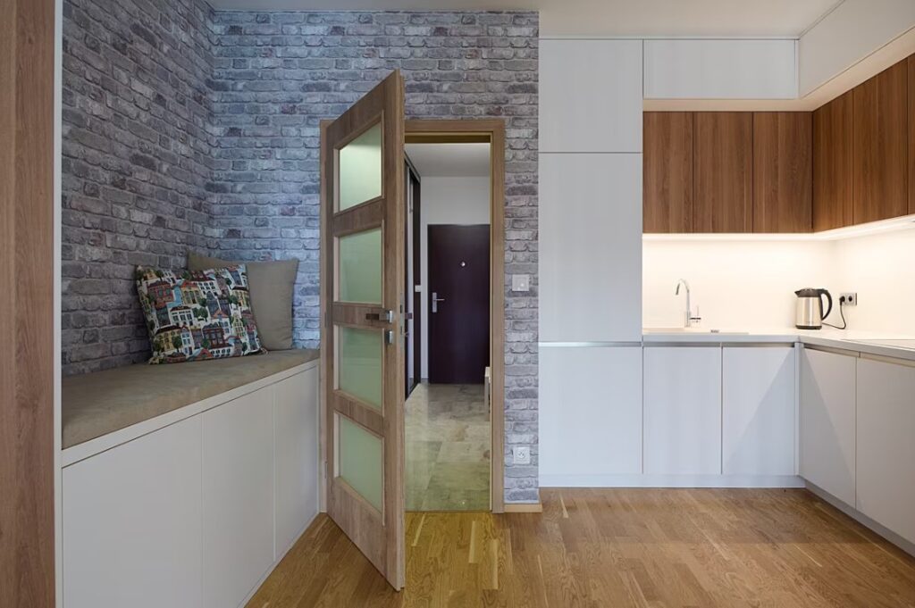 Průhled Z Pokoje Do Předsíně S Vestavnými Skříněmi