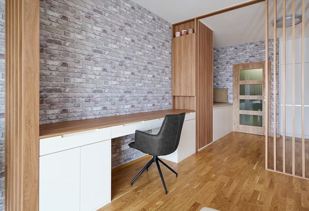 Velký Pracovní Stůl Umožňuje Jakoukoliv Práci Z Domova. Boční části Pod Stolem Jsou Využity Jako úložné Prostory