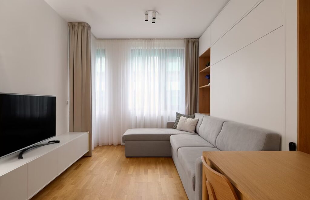 Nábytek tvoří kombinace přírodní dýhy a lakovaných matných povrchů.